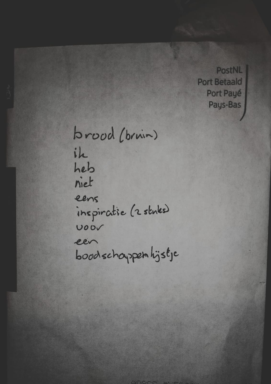 boodschappenlijstje geschreven op een envelop: brood (bruin) ik heb niet eens inspiratie (2 stuks) voor een boodschappelijstje